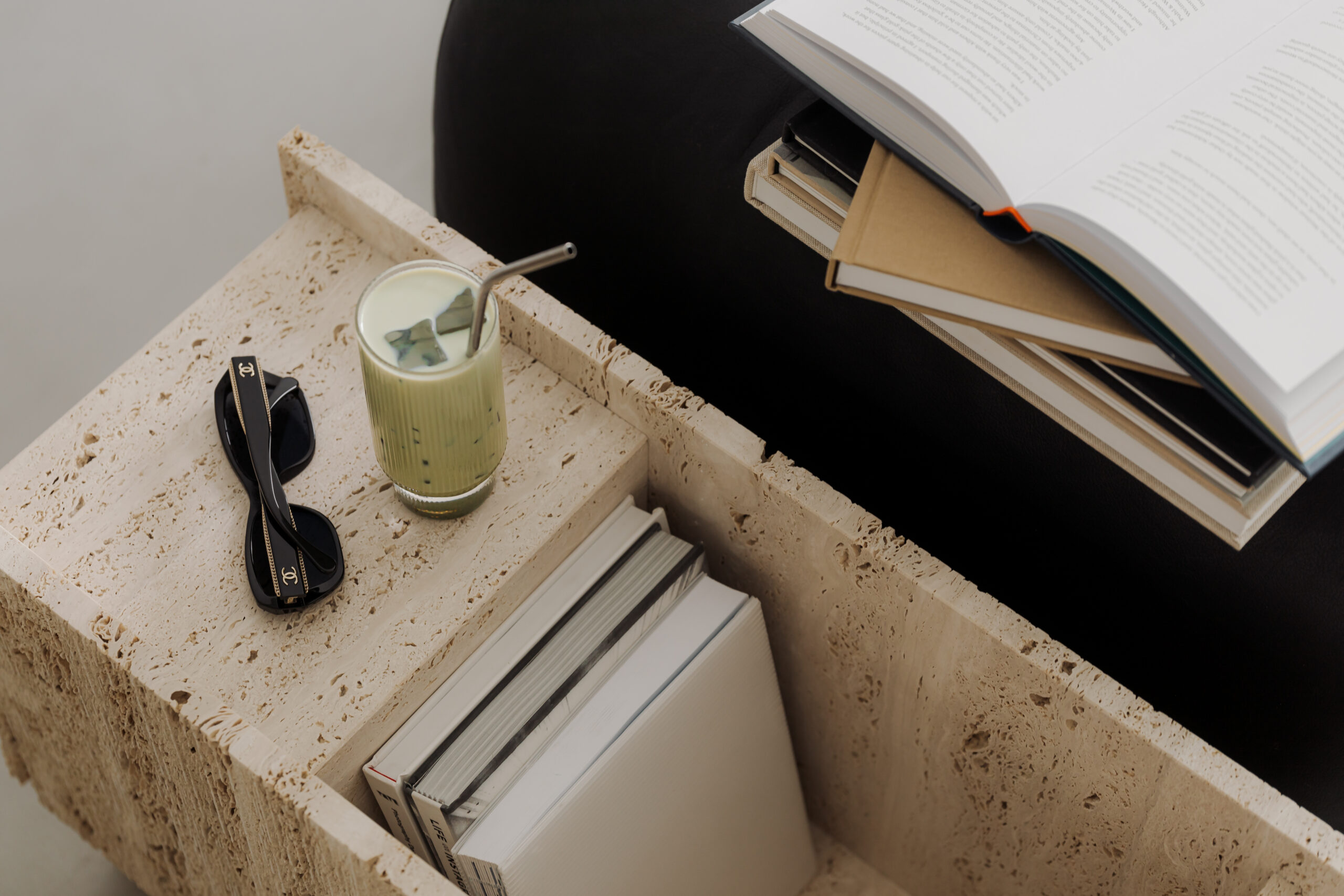 office decluttered, minimal office ideas
